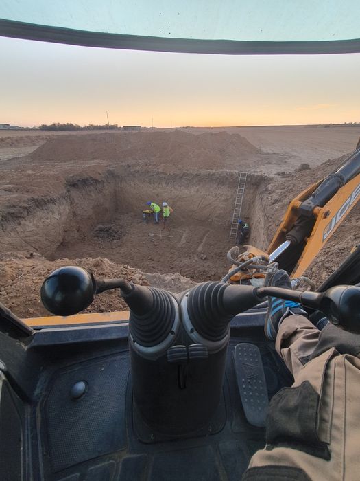 Inchiriez buldoexcavator,miniescavator pt spatii inguste,prestez servi