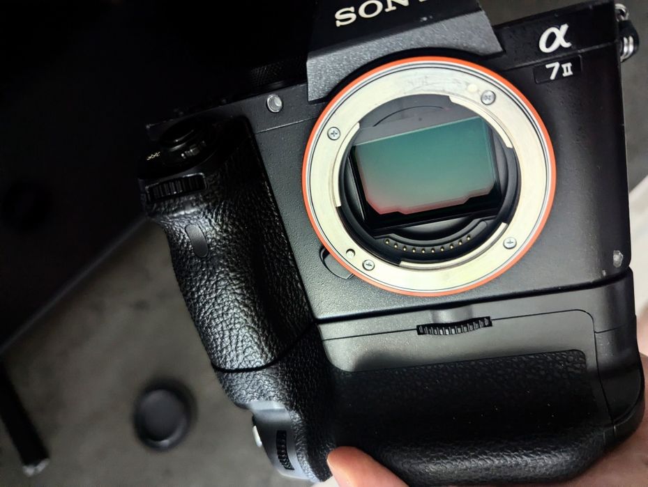 Sony A7 II inclus 50mm f1.8 fe + grip + filtru UV + 4 baterii