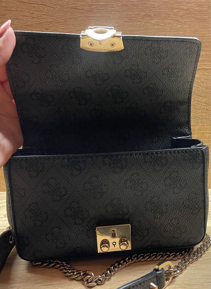 Оригинална чанта на Guess