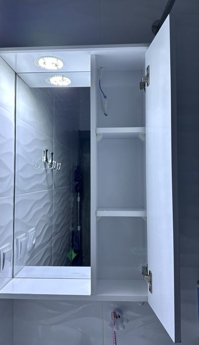 Срочно продаю зеркало с полками и подсветкой в ванную