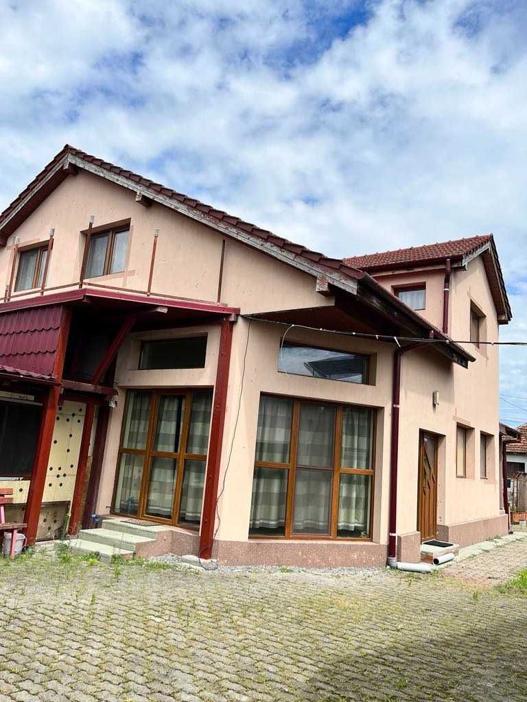 Casă de vânzare – 204 mp utili + anexe + 1550 mp teren – ARDUD
