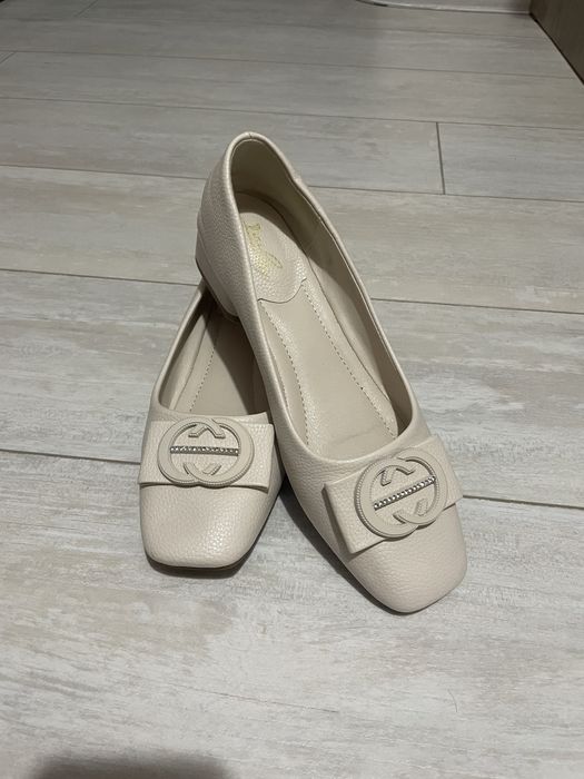 Женский оёк кийим сотилади . Янги