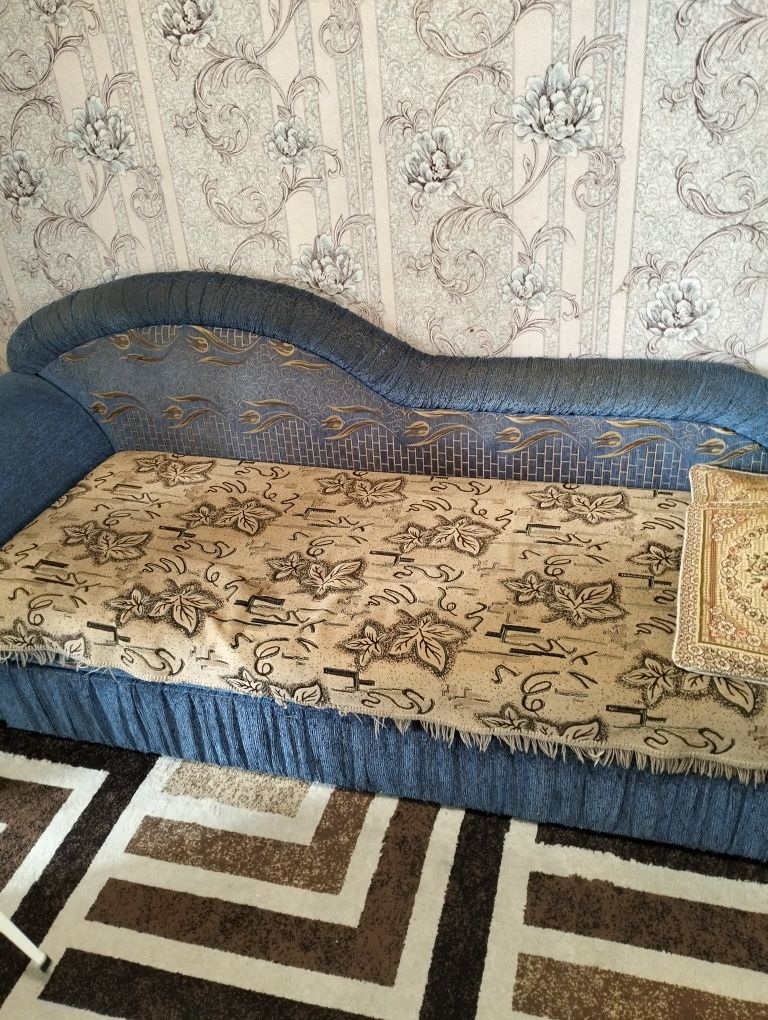 Диван синего цвета