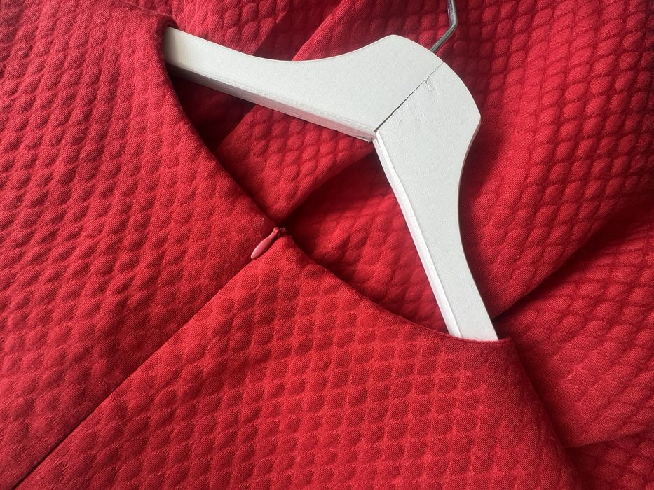 Червена рокля Reserved