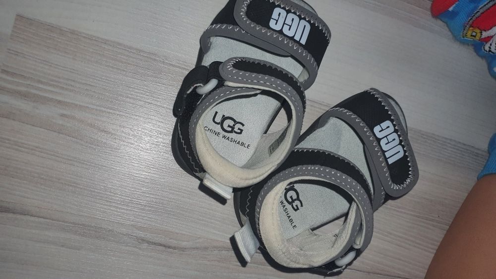 Sandale ugg bebe
