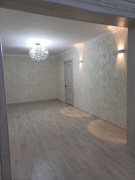 Продается  2-х комнатная квартира  с евроремонтом  на 1 этаже в центре