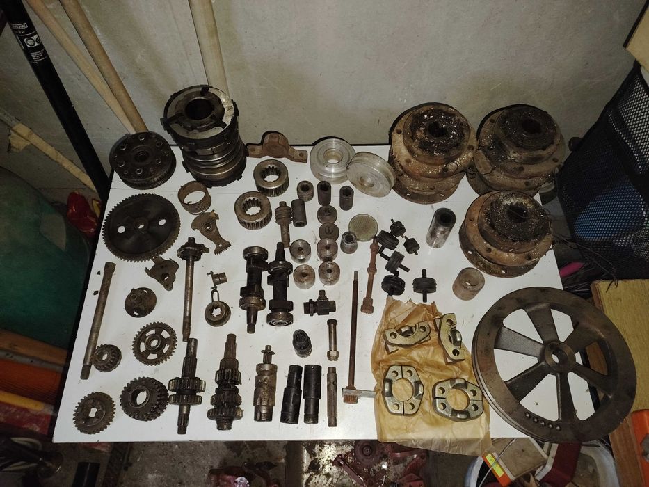 Продавам части за стари камиони и кон