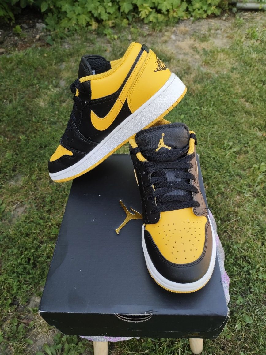 3 perechi Sneakers ( ideali pentru resell)