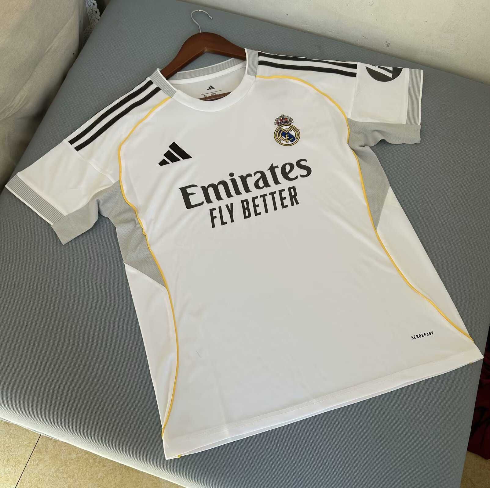 Тениска на Real Madrid CF за сезон 25/26 в отлично състояние!
