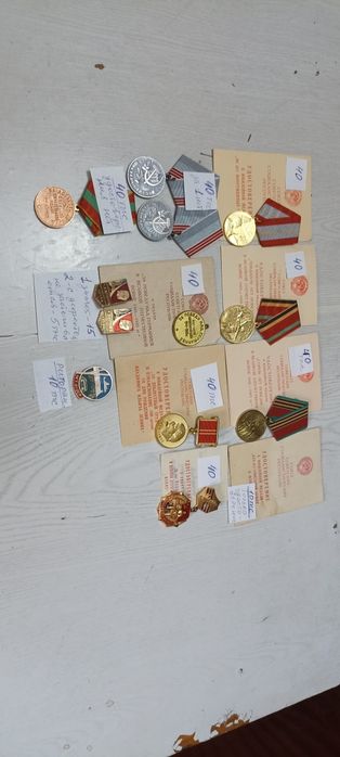 Медали времён войны и советские в отличном состоянии.