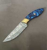 Ловен нож от Дамаска стомана дръжка смола и месинг кожена кания