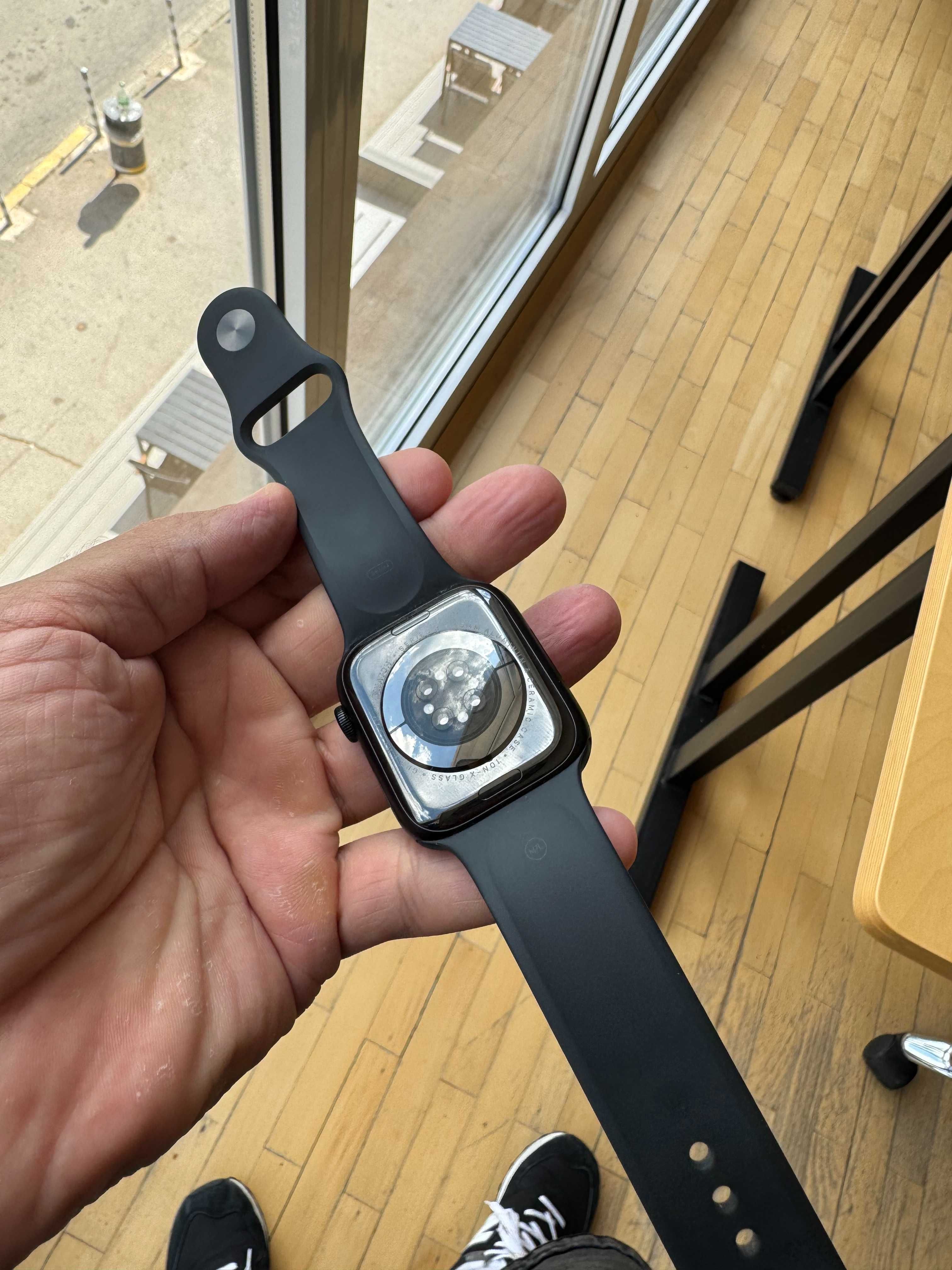 Продавам - Apple Watch Series 8 45mm Aluminum