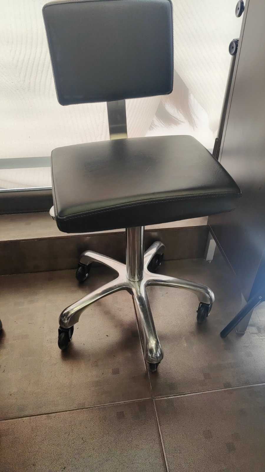 Козметичен/фризьорски стол -табуретка с облегалка Gordon B черна/бяла