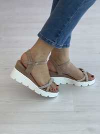 Леки и удобни ежедневни дамски сандали за всекидневен шик