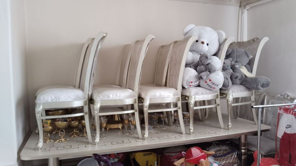 Стол стуллар сотилади. Янги.