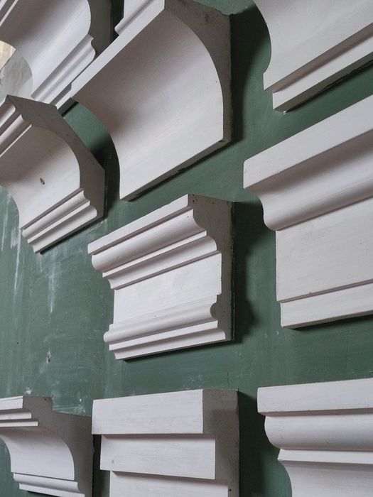 Gips Lepka. Hitech. ramka, karniz, bort, dizaynerski forma. Molding.