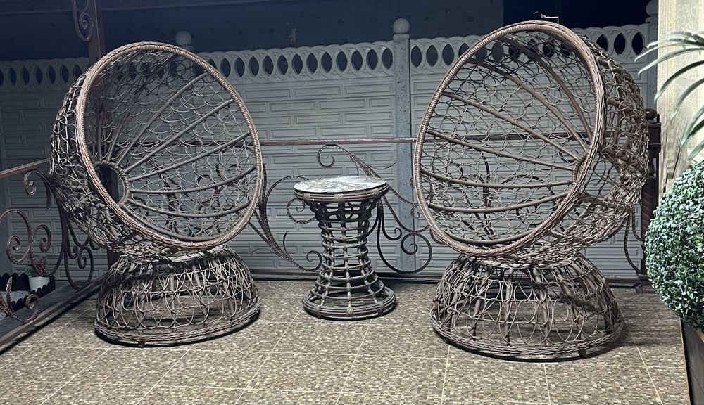 Продам Ротанковые два кресла с пуфиками  в подарок со столиком