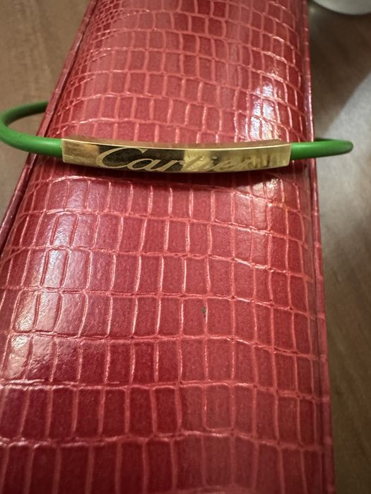 Золотой браслет Cartier.