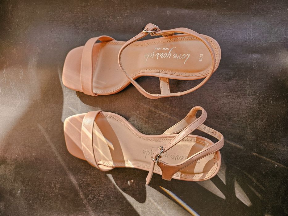 Босоножки на невысоком каблуке