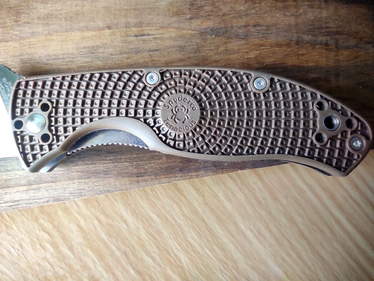 Сгъваем нож, който е КАТО Spyderco Tenacious FRN