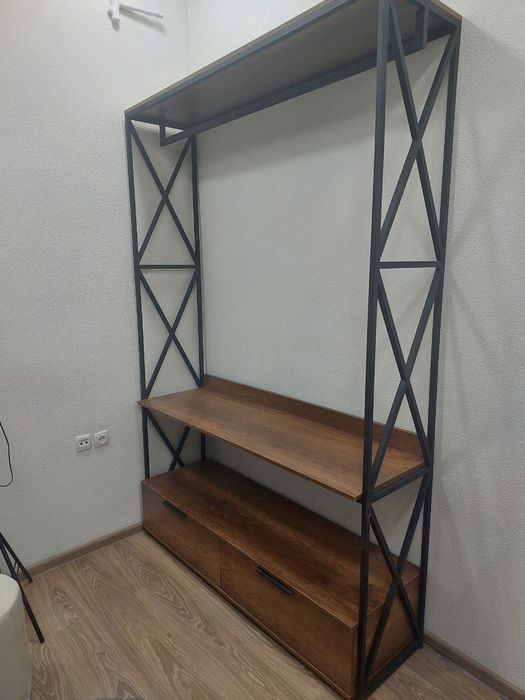Стеллажи из дерева и  металла.