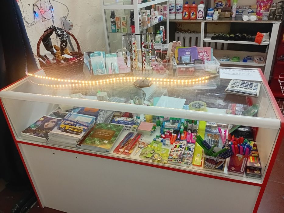 СРОЧНО! Продам полку витринную в хорошем состоянии  за 6000