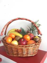 Новогодние подарочные корзины с фруктами и сладостями