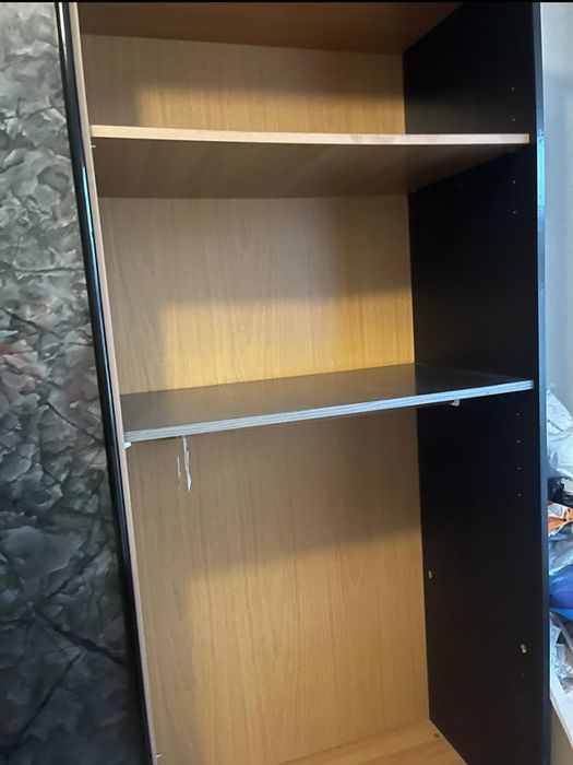 vând dormitor complet: pat, dulap, 2 noptiere + oglindă