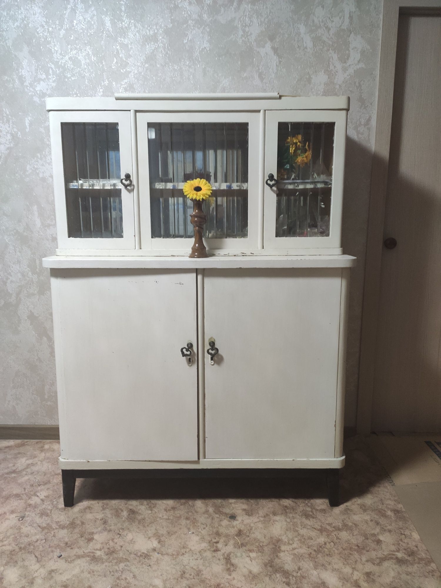 Дёшево продается буфет советских времён для посуды!