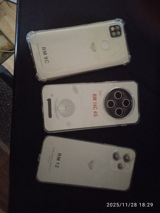 Продам три разных чехла для смартфонов