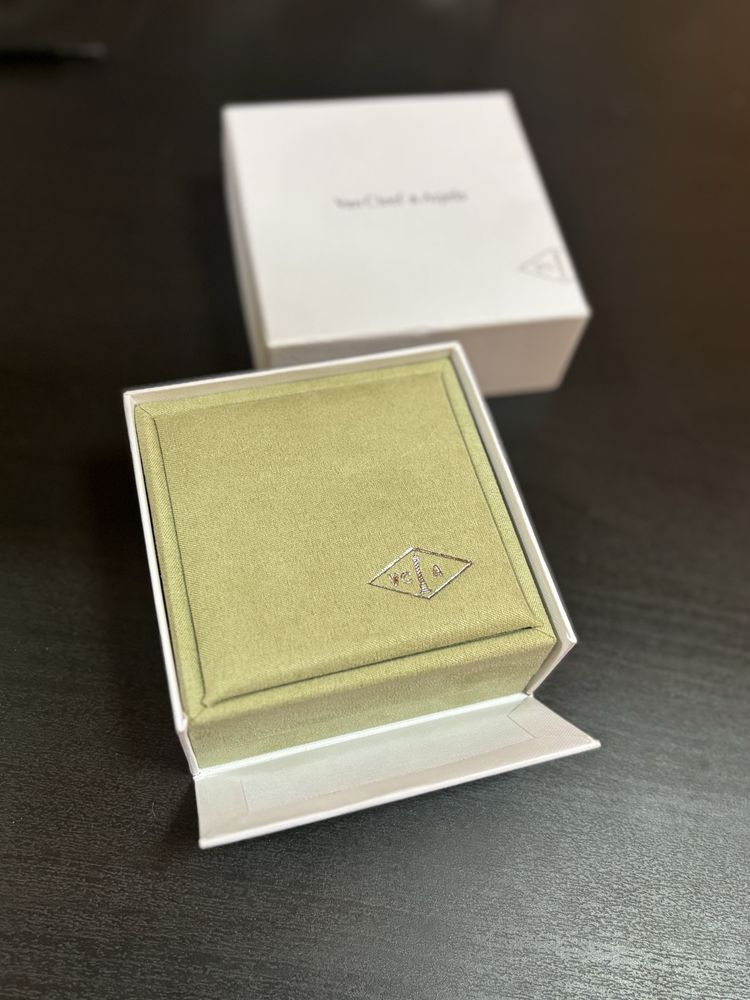 Луксозна гривна Van Cleef & Arpels-Alhambra, розов опал