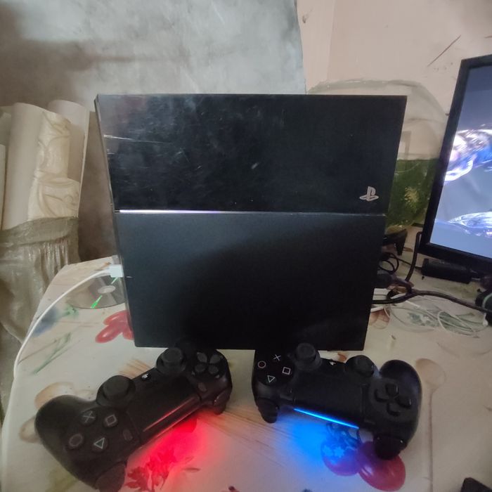 Sony PlayStation 4  продам в хорошем состоянии