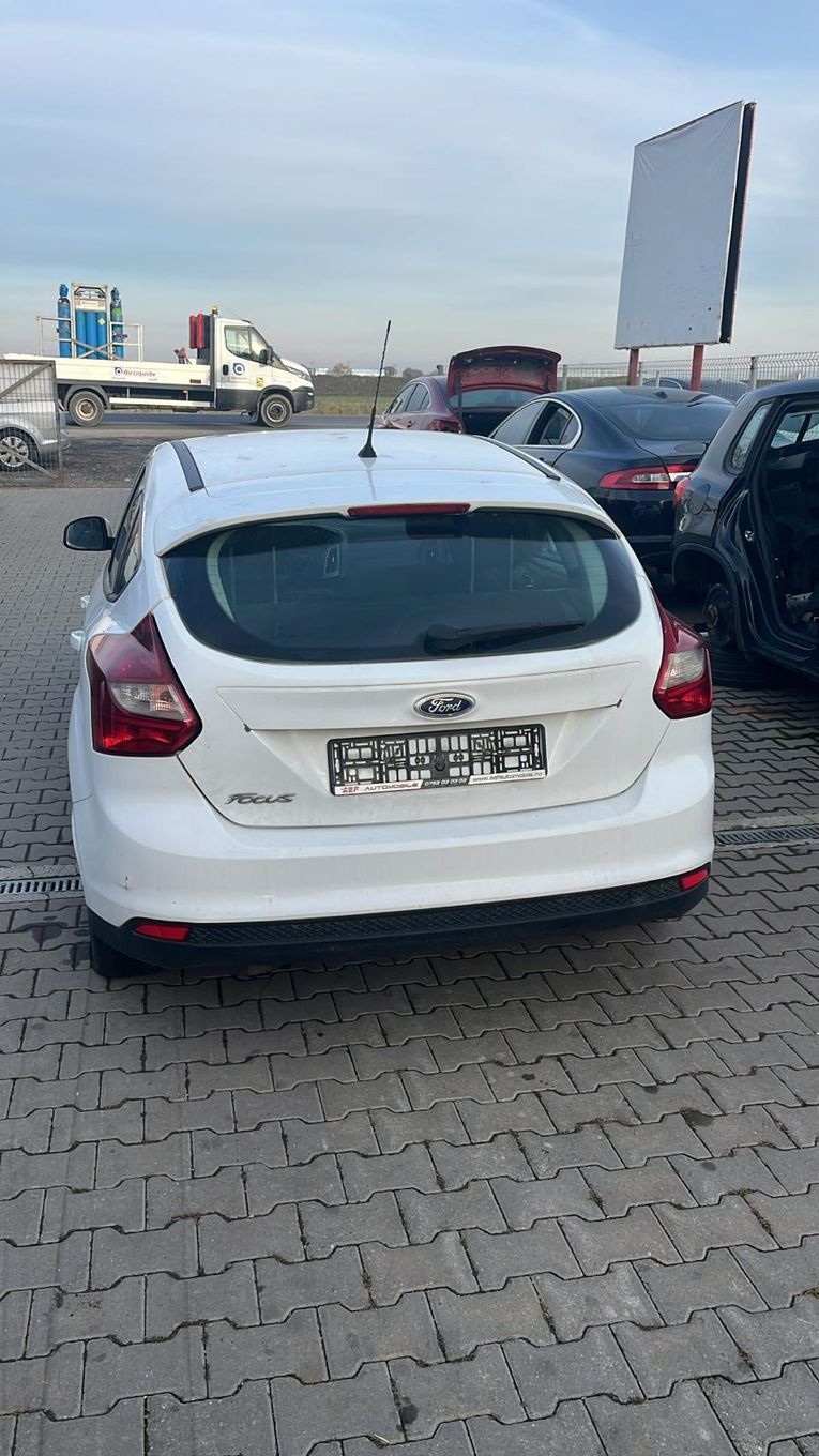Dezmembram Ford Focus 3 hatchback 1.6TDCI din 2012