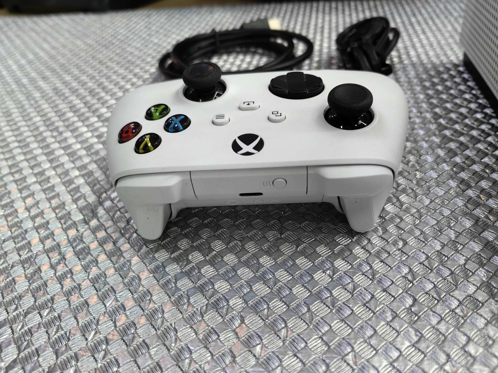Xbox One S  с 1 TB,4 вградени игри,1 оригинал-400лв джойстик