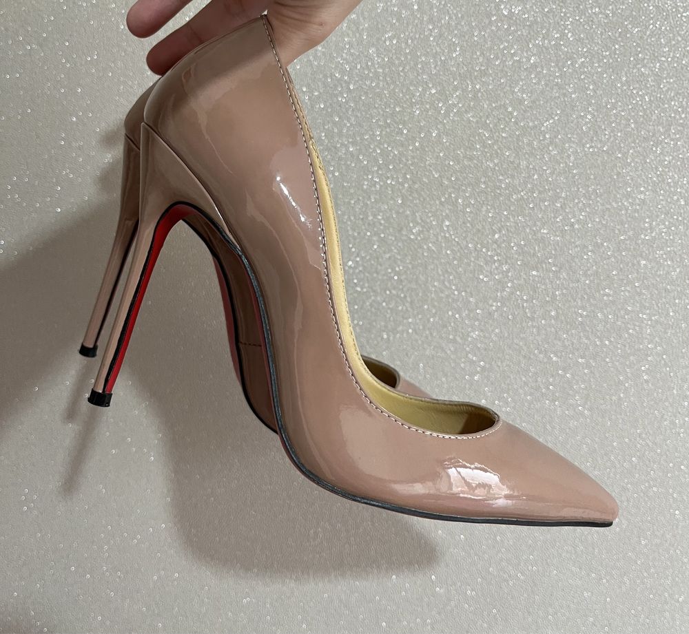 Лакированные туфли Christian Louboutin.