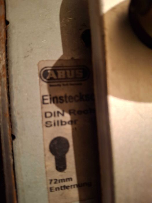 Ială cu broască, clanță și  butuc