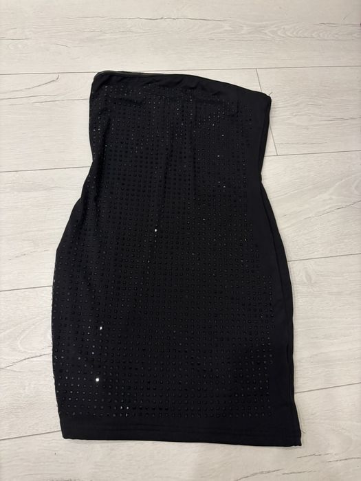 Черна къса лъскава рокля,хс размер

20 лв