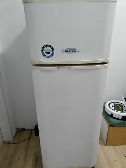 Хладилник с фризер Neo