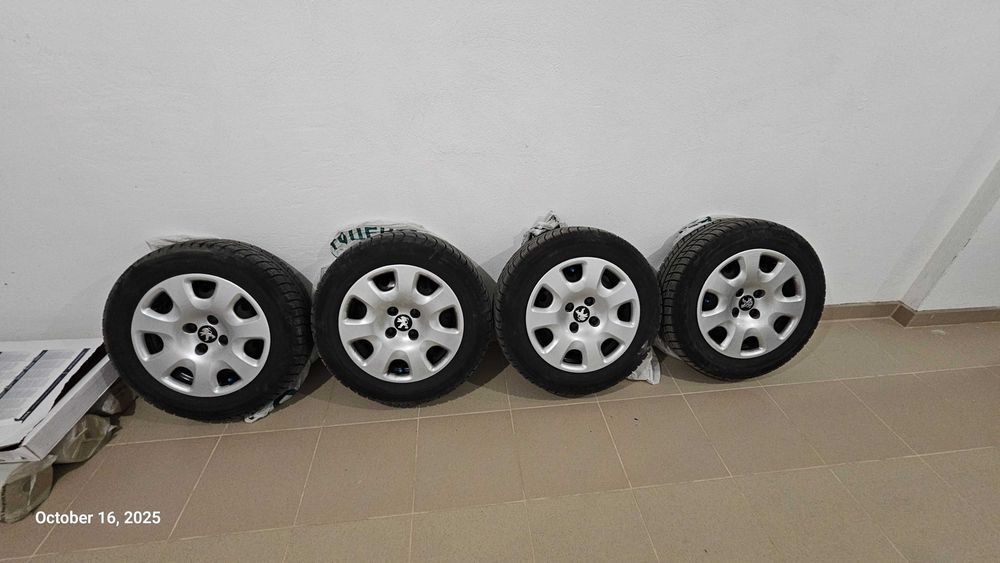 Продавам комплект гуми и железни джанти за Пежо.