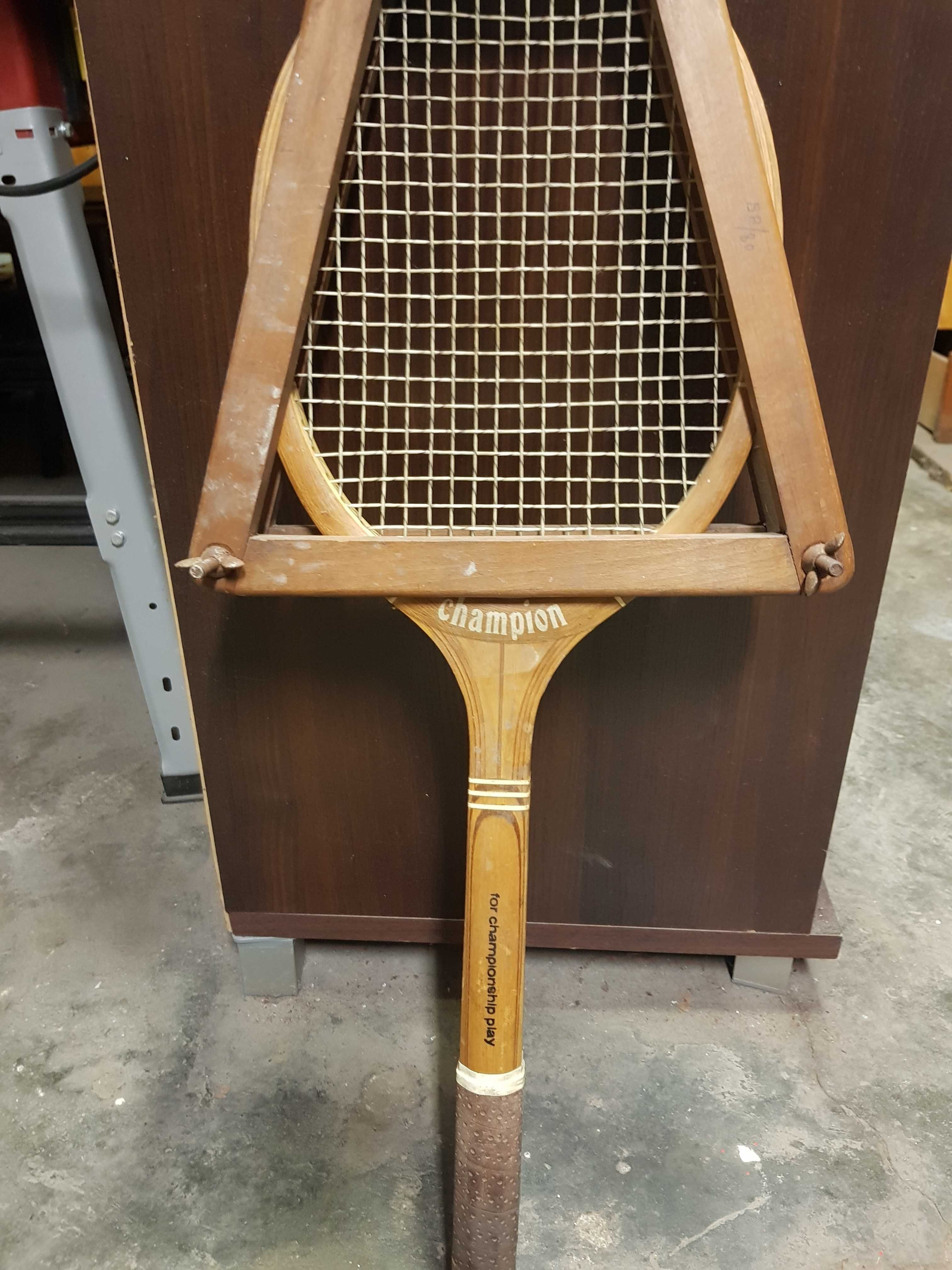 Стара тенис ракета за колекцията-декорация.