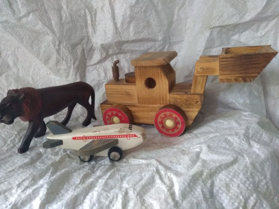 Лот дървени фигурки . Цената е за всички.