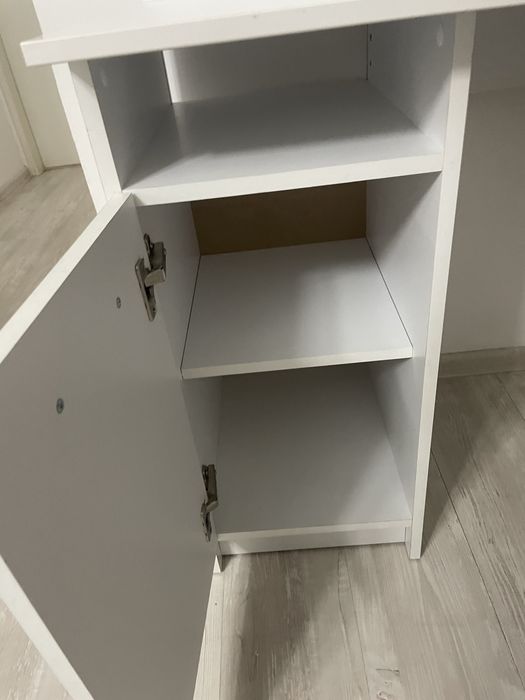 Vand birou cu mici defecte vizibile