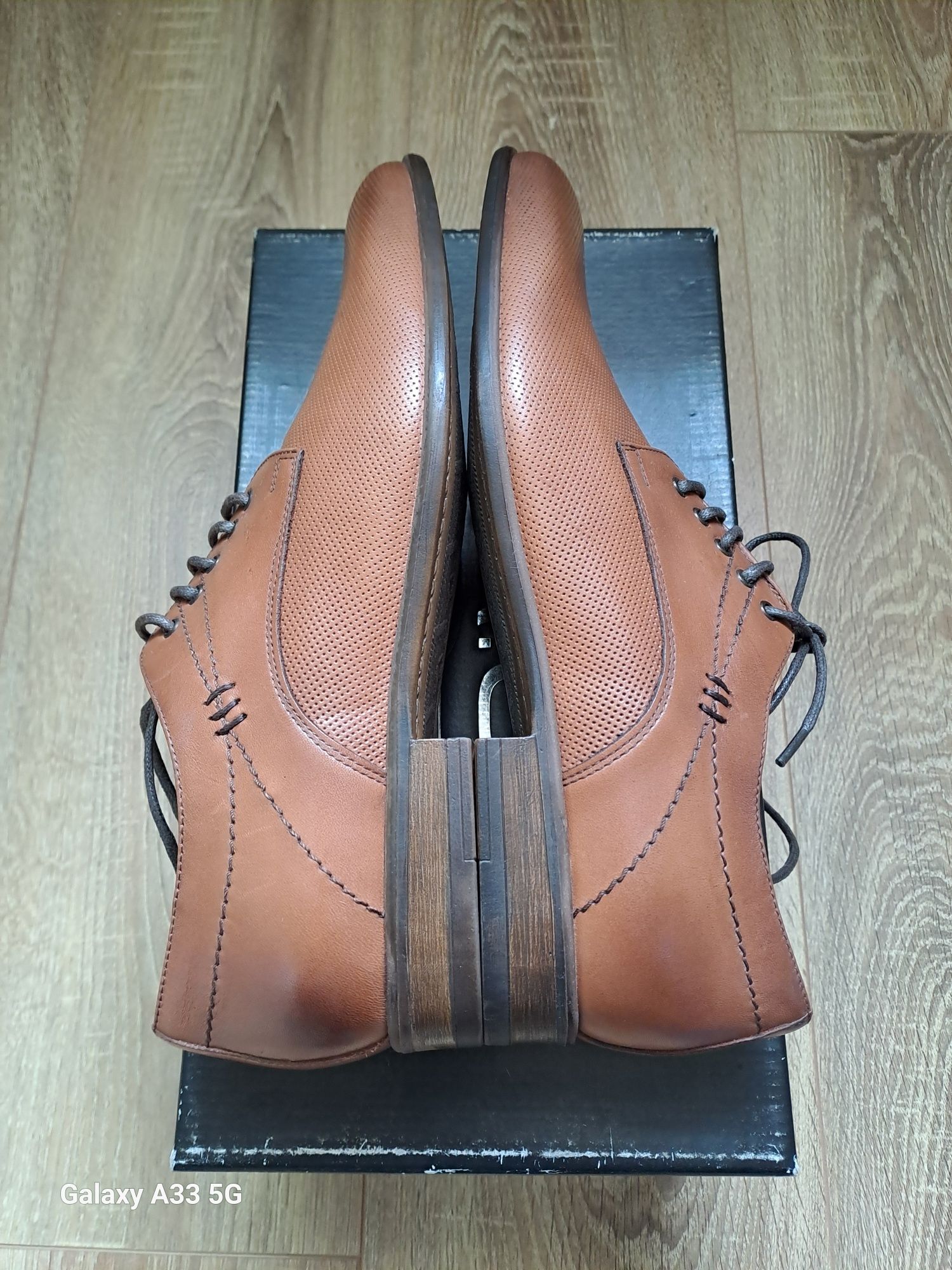 Vand pantofi noi din piele naturală pentru bărbați brand Anna Cori.
Ma