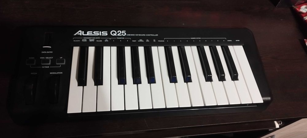ALESIS Q25 - MIDI клавиатура