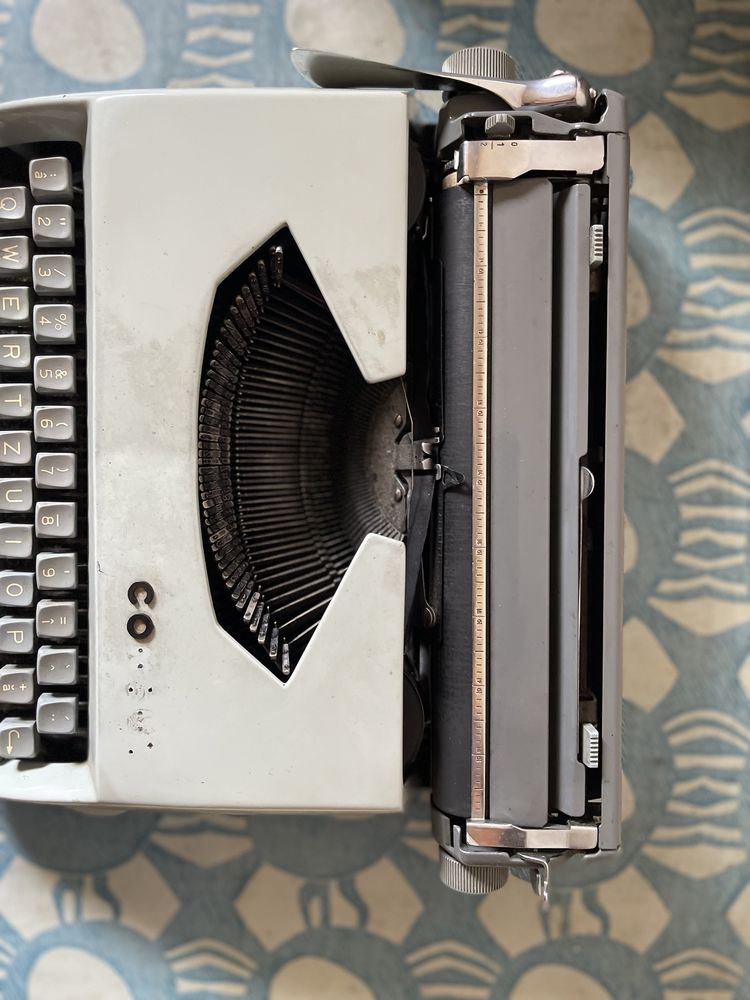 Mașina veche de scris portabila