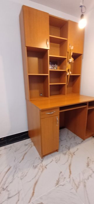 Vând birou folosit.