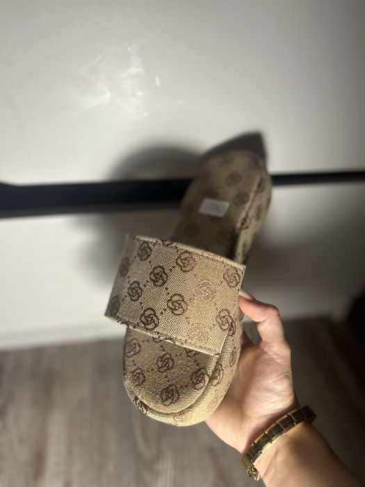 Кафяви сандали