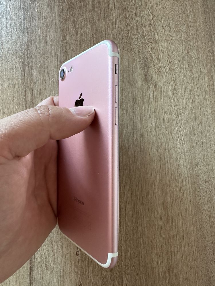 De vanzare iPhone 7 Gold, piese/ recarosare, arata impecabil.