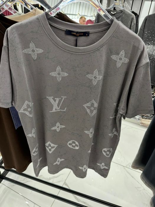 ig:D1AFACTOR T-shirt Louis Vuitton  In Stoc (S M L XL XXL)