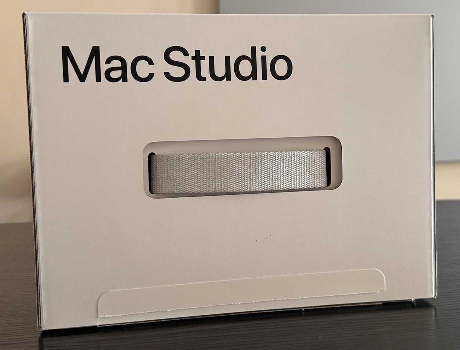 Apple M1 Studio Max 10-core CPU, 24-core GPU, 32GB RAM, 512GB SSD